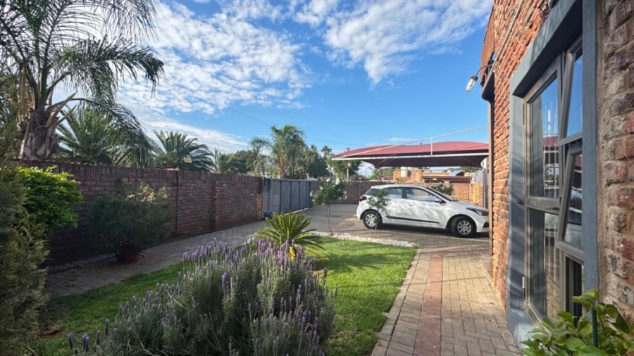 7 Bedroom Property for Sale in Rhodesdene Northern Cape